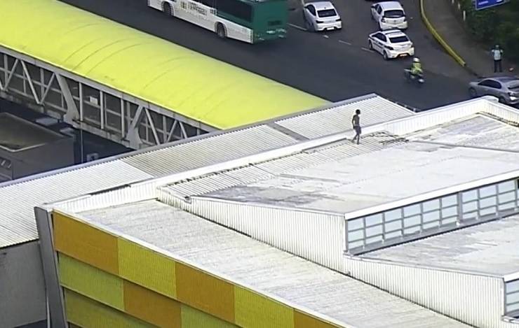 Homem que subiu em teto de estação de metrô é resgatado e rendido por bombeiros