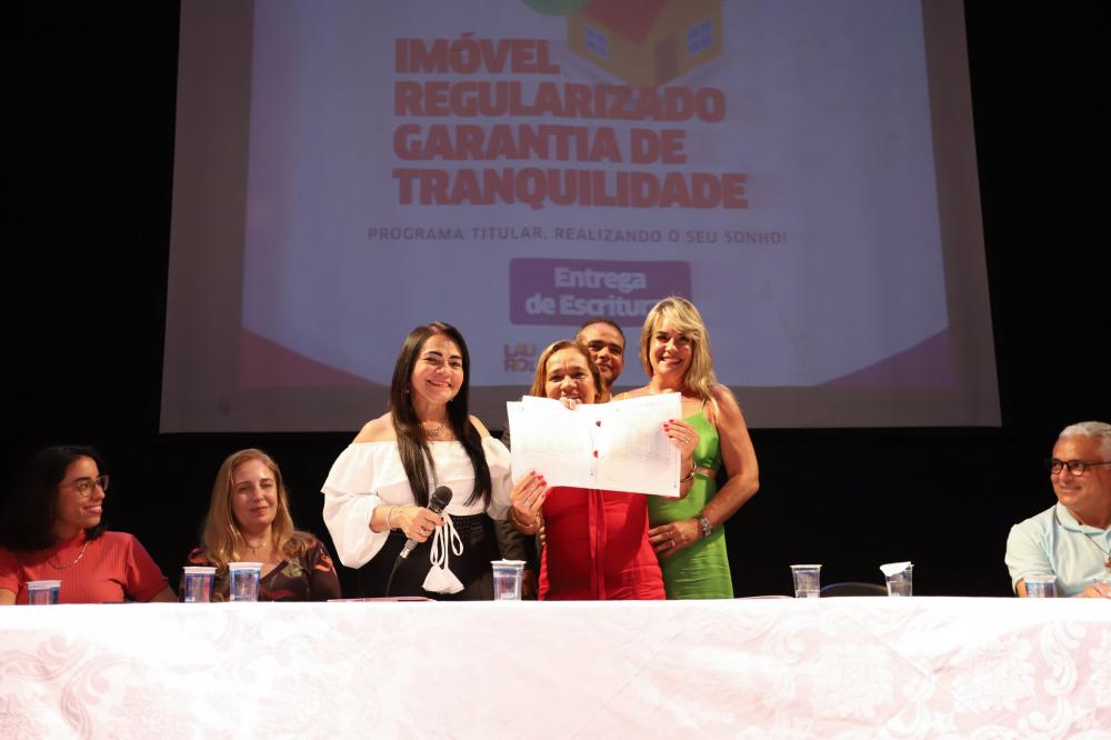 Prefeitura de Lauro de Freitas entrega escrituras a moradores do Cajueiro e Tamarineiro