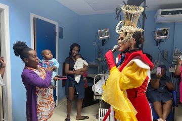 A cantora Gilmelândia deu início às comemorações do dia das crianças no Hospital Roberto Santos