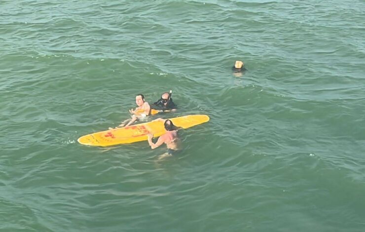 Banhista é resgatado pelo Graer na Praia de Itapuã