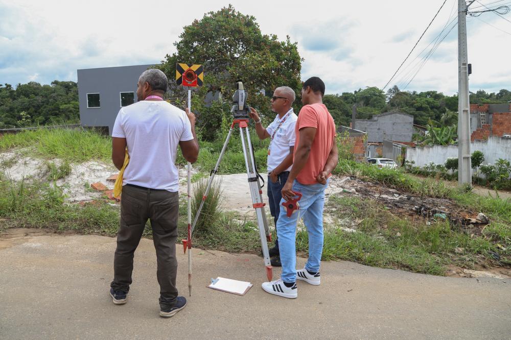 Regularização Fundiária: Sedur Lauro de Freitas inicia estudo topográfico no Alpha Vida, em Vida Nova