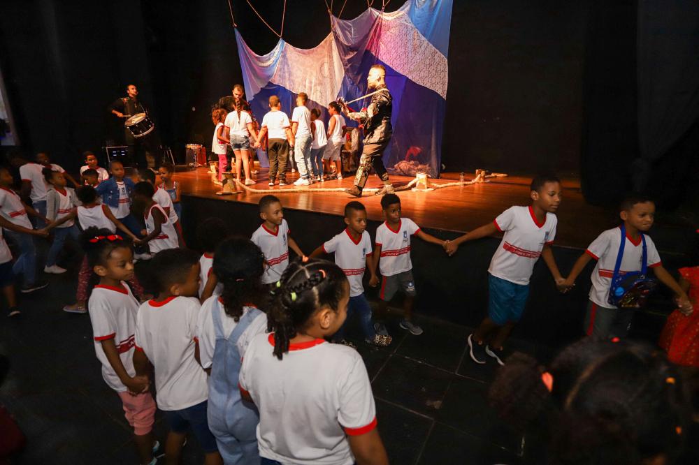 Alunos da rede municipal de Lauro de Freitas vão ao teatro em atividade extraclasse