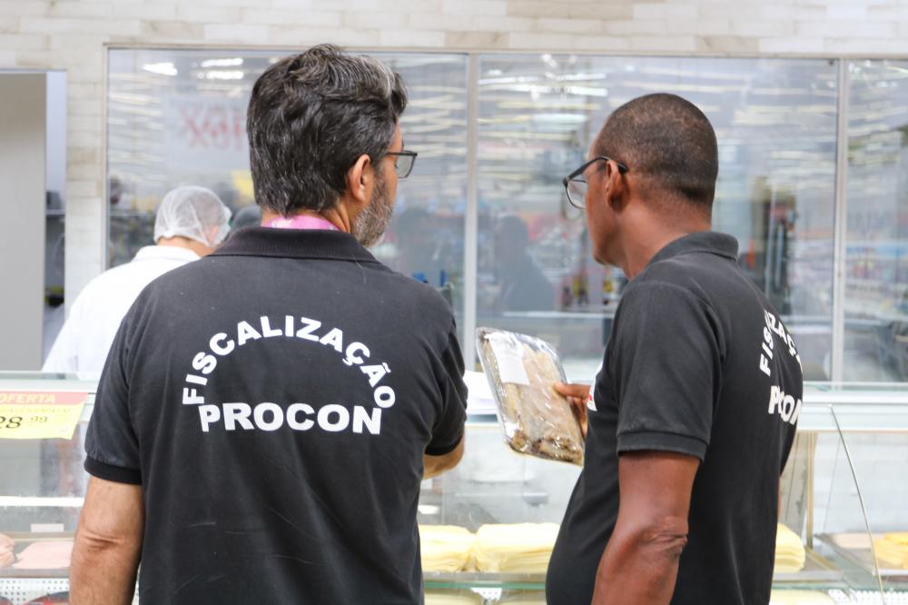 Operação Páscoa: Procon Municipal fiscaliza estabelecimentos comerciais em Lauro de Freitas