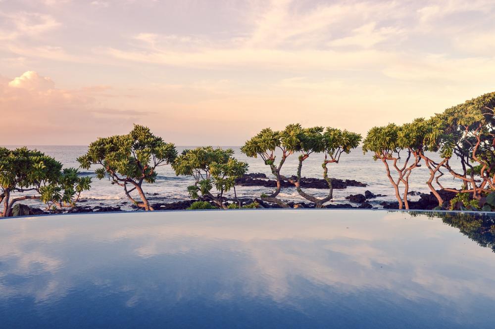 Piscina com borda infinita, objeto de desejo que nem sempre cabem em todos os projetos