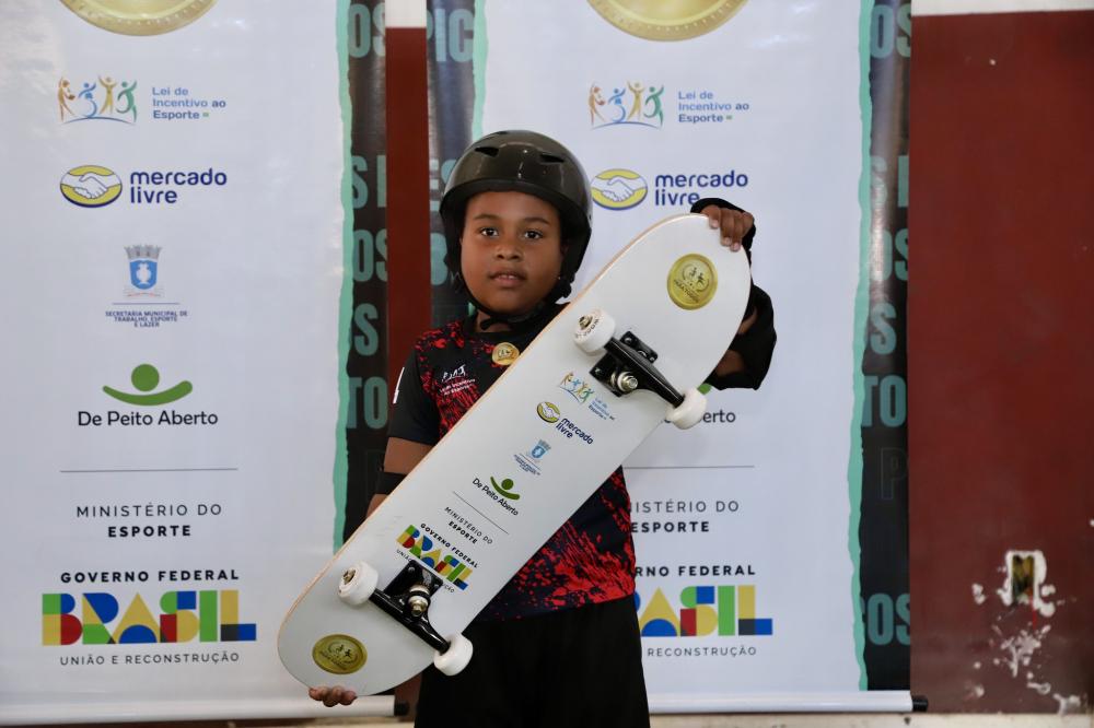 Projeto Esportes Olímpicos para Todos é lançado em Lauro de Freitas; estudantes recebem material para aulas de skate