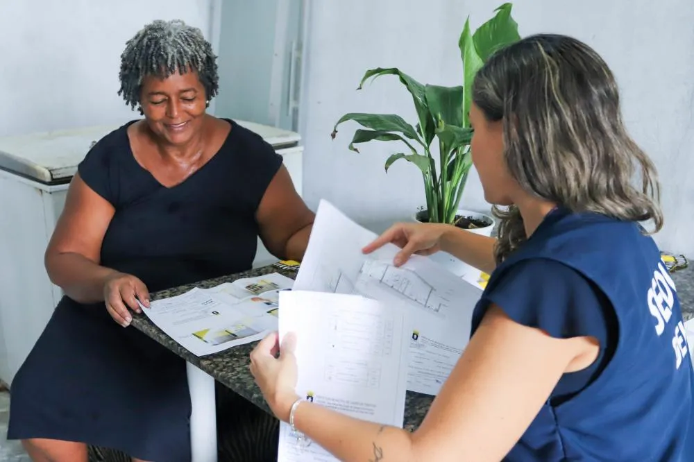 EMAES entrega primeiro projeto arquitetônico para família de Terra Prometida, em Lauro de Freitas