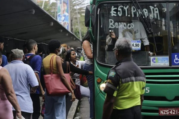 Reunião dos rodoviários deixa clima exaltado; greve pode começar terça (14)