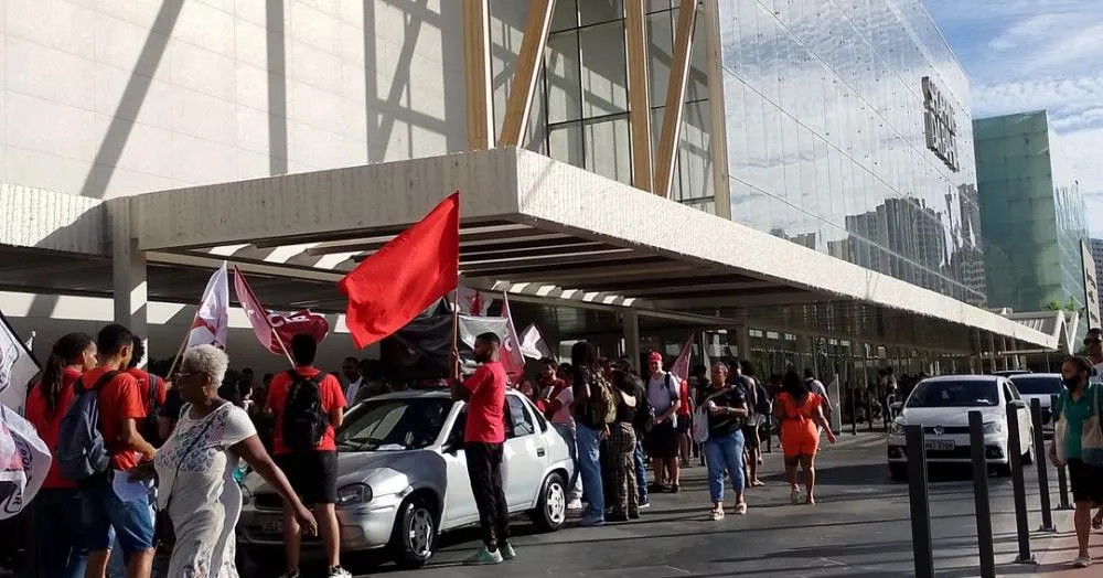 Feriado é marcado por protestos contra o fim do sistema 6x1 em Salvador e outras capitais