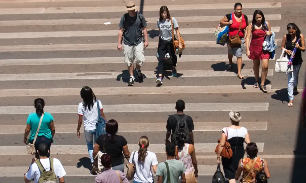 Expectativa de vida ao nascer no Brasil sobe para 76,4 anos em 2023