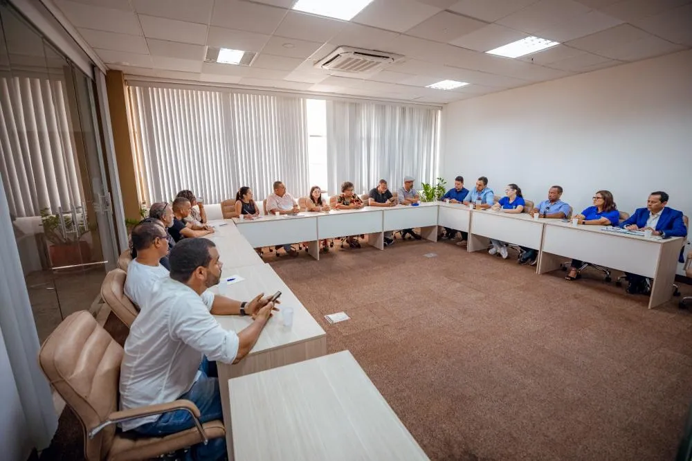 Prefeitura recebe servidores municipais e ouve pleito da categoria