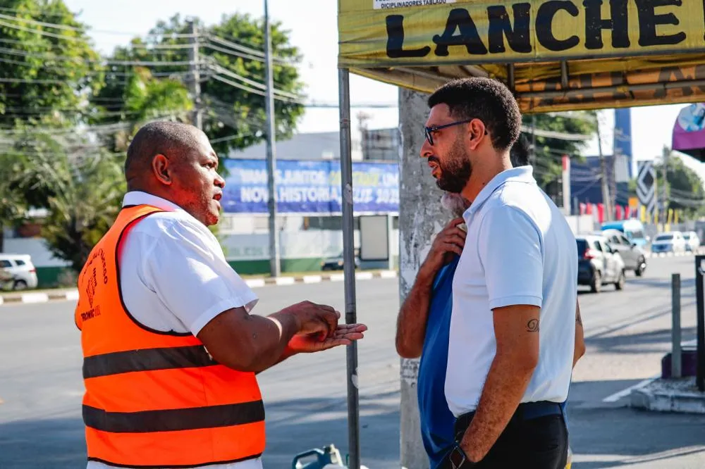 Prefeitura realiza manutenção em semáforo da Estrada do Coco