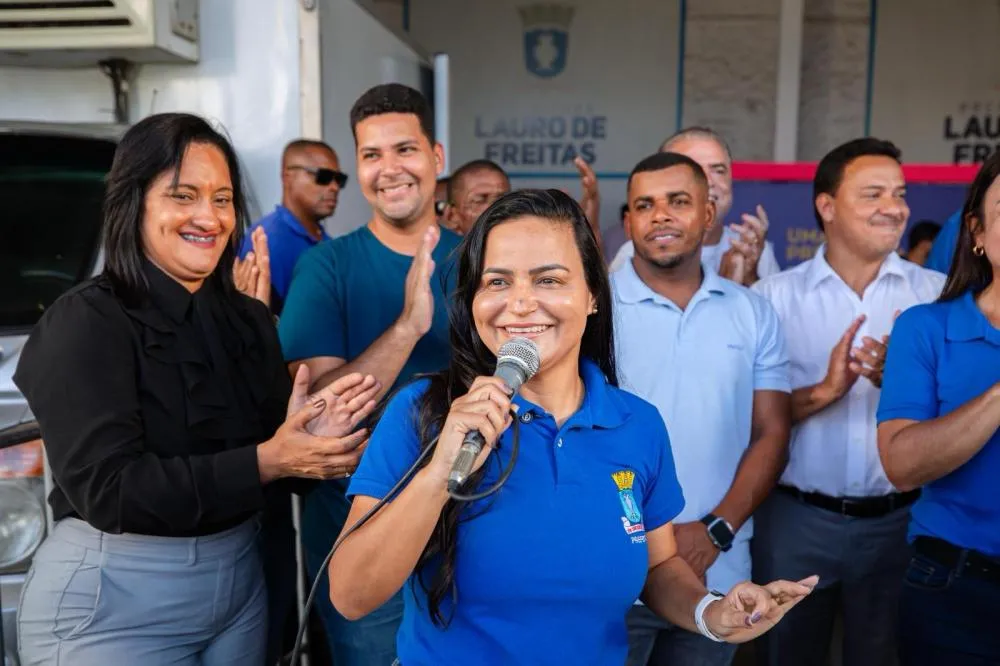 Prefeita Débora Régis entrega cestas da Semana Santa a agentes de limpeza em Lauro de Freitas