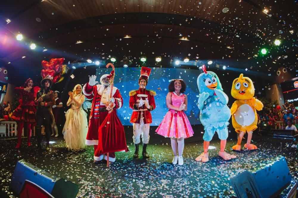 Acompanhado da Galinha Pintadinha, Papai Noel chega ao Parque Shopping Bahia em festa repleta de alegria e diversão
