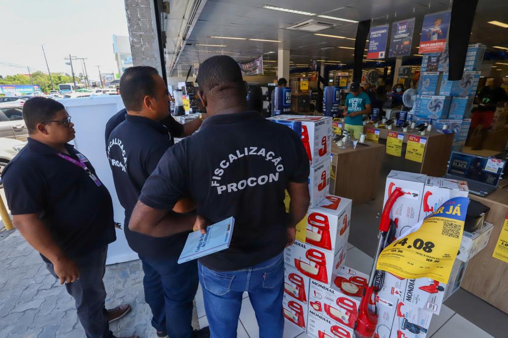Procon e OAB realizam a ‘Operação Black Friday’ em Lauro de Freitas