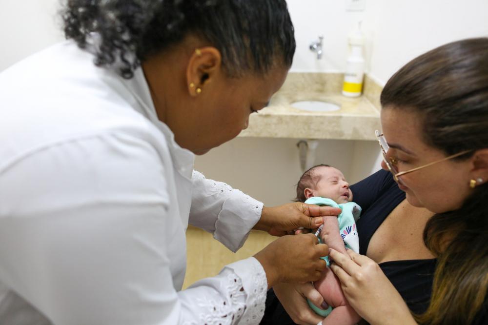 DIA D: em Lauro de Freitas, pais aproveitam o sábado para atualizar caderneta de vacinação dos filhos